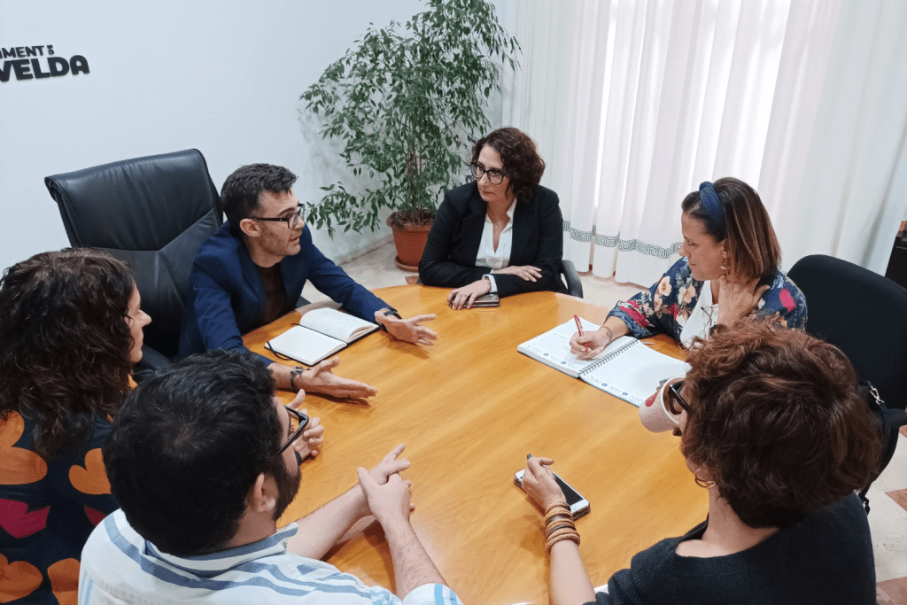 Ayuntamiento de Novelda 2-9-1024x683 L'alcalde manté una reunió de treball amb la diputada provincial del grup socialista Verónica Giménez 