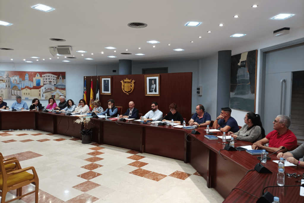 Ayuntamiento de Novelda 3-5-1024x683 El ple aprova una pujada del 98 per cent en la taxa de fem per a reduir el dèficit del servei 