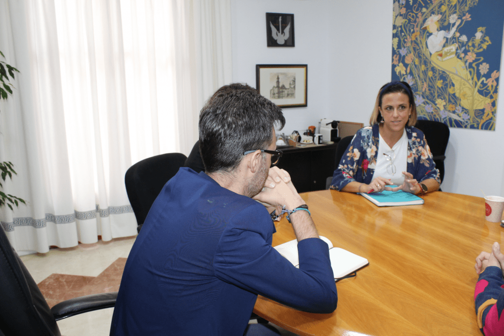 Ayuntamiento de Novelda 7-8-1024x683 L'alcalde manté una reunió de treball amb la diputada provincial del grup socialista Verónica Giménez 