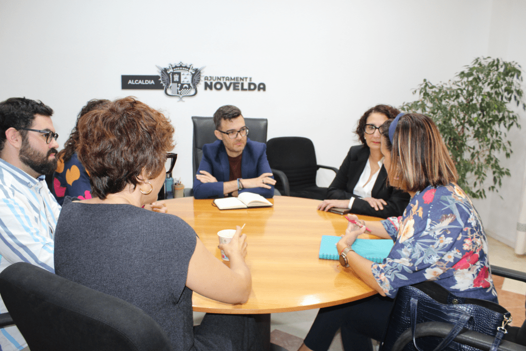 Ayuntamiento de Novelda 8-6-1024x683 L'alcalde manté una reunió de treball amb la diputada provincial del grup socialista Verónica Giménez 