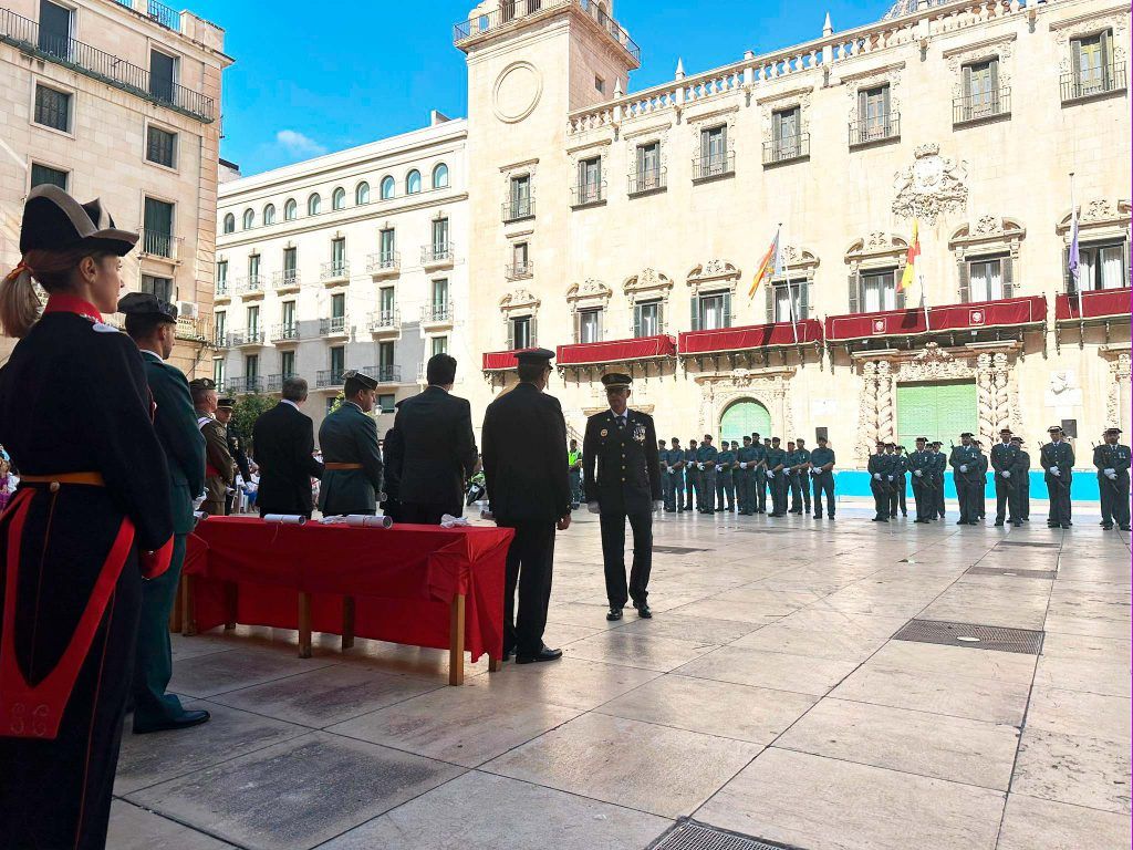 Ayuntamiento de Novelda IMG-20231013-WA0018-1024x768 Rafa Sarrió, intendente de la Policía Local de Novelda, recibe una distinción honorífica de la Guardia Civil 
