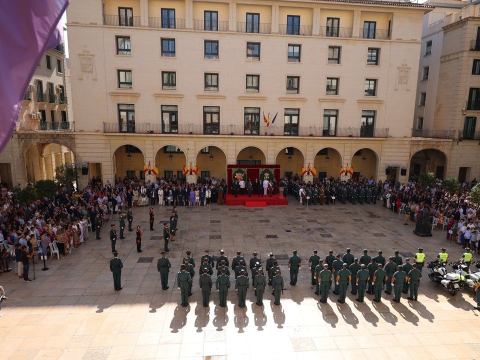 Ayuntamiento de Novelda img-02-Patrona-2023 Rafa Sarrió, intendente de la Policía Local de Novelda, recibe una distinción honorífica de la Guardia Civil 