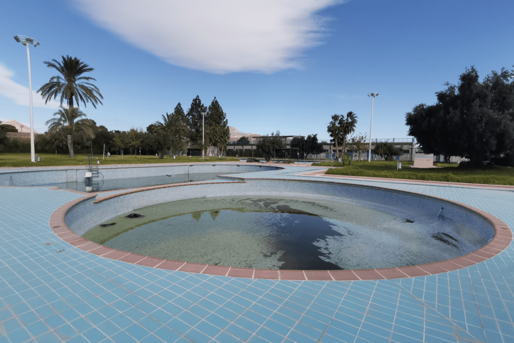 Ayuntamiento de Novelda 1-5-1024x683 Se firma el acta para el inicio de las obras de reforma de las piscinas municipales 