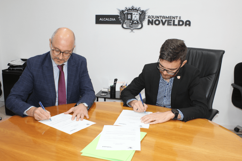 Ayuntamiento de Novelda 12-1-1024x683 El Ayuntamiento recibe la cesión de la obra “Novelda” propiedad de Banco Sabadell 