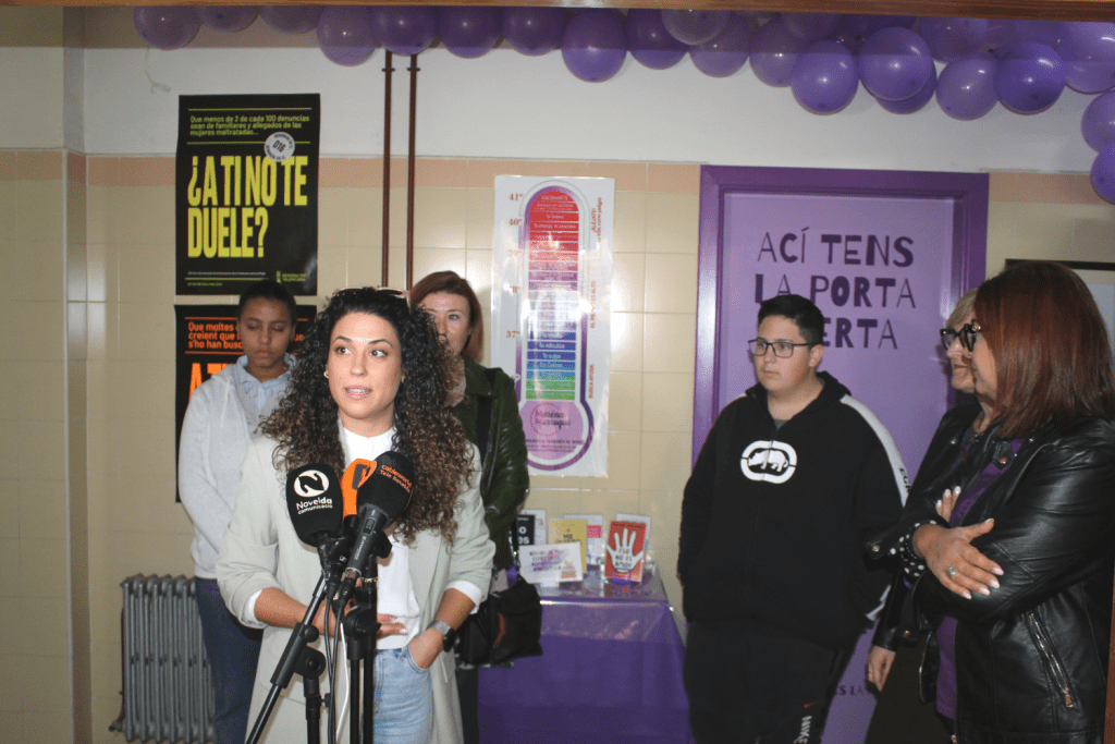 Ayuntamiento de Novelda 3-13-1024x683 L'IES La Mola presenta “La Porta Violeta”, un projecte educatiu enfront de la violència de gènere 