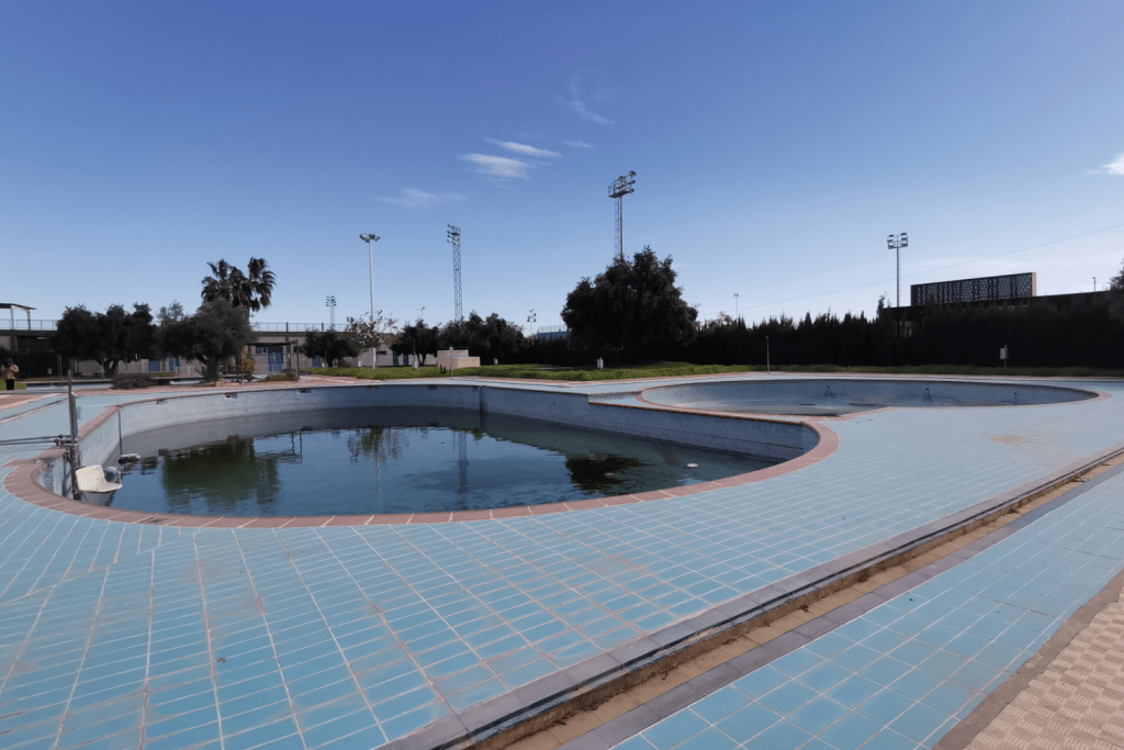 Ayuntamiento de Novelda 5-4-1024x683 Se firma el acta para el inicio de las obras de reforma de las piscinas municipales 