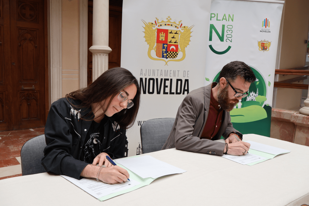 Ayuntamiento de Novelda Convenio-2-1024x683 L'Ajuntament renova el conveni amb el Consell de la Joventut 