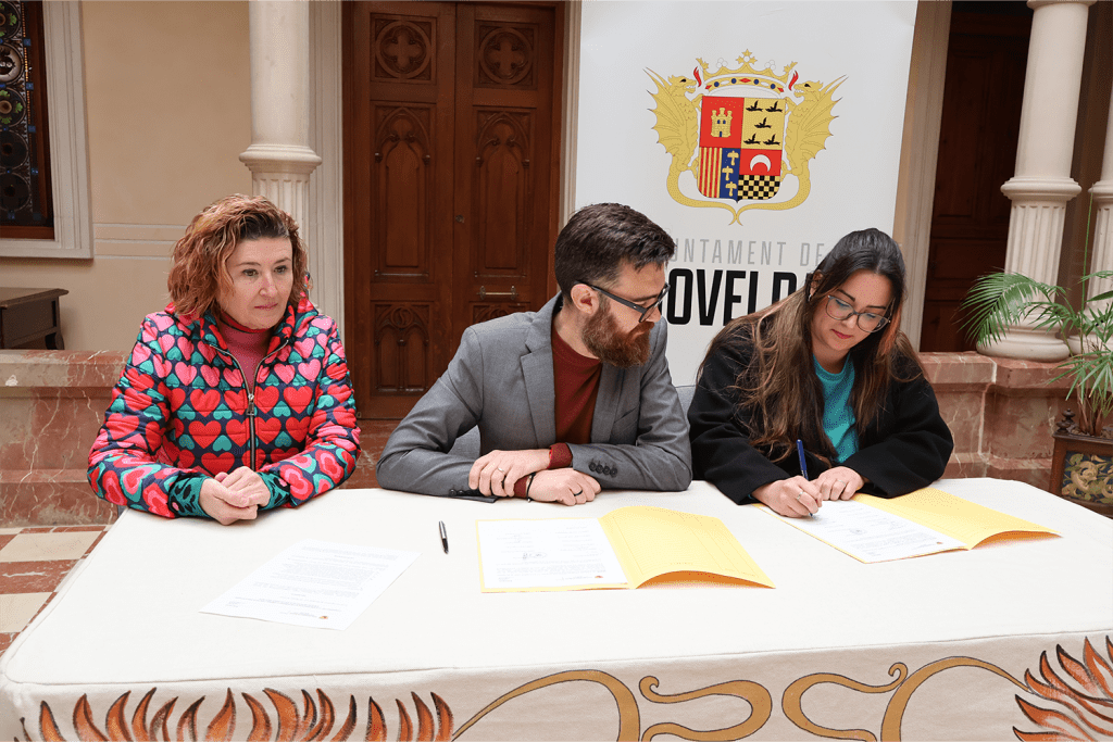 Ayuntamiento de Novelda Convenio-AMPAS-6-1024x683 El Ayuntamiento y las AMPA’s firman el convenio de colaboración para la financiación de los Juegos Escolares 