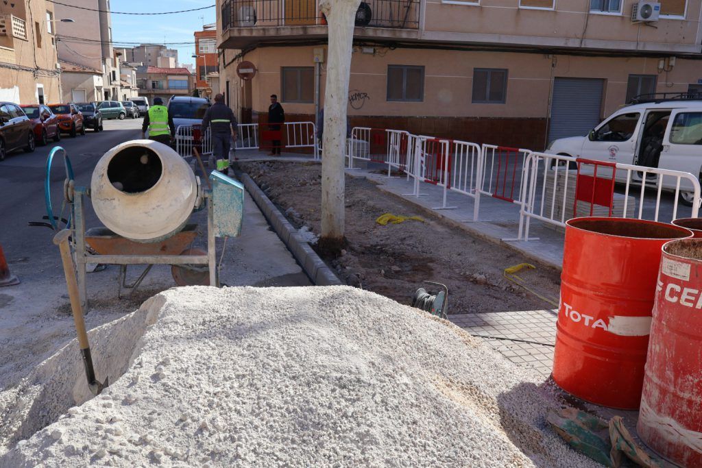 Ayuntamiento de Novelda Mantenimiento-ciudad-4-1024x683 El Ayuntamiento mantiene trabajos de mejora del lineal de aceras 