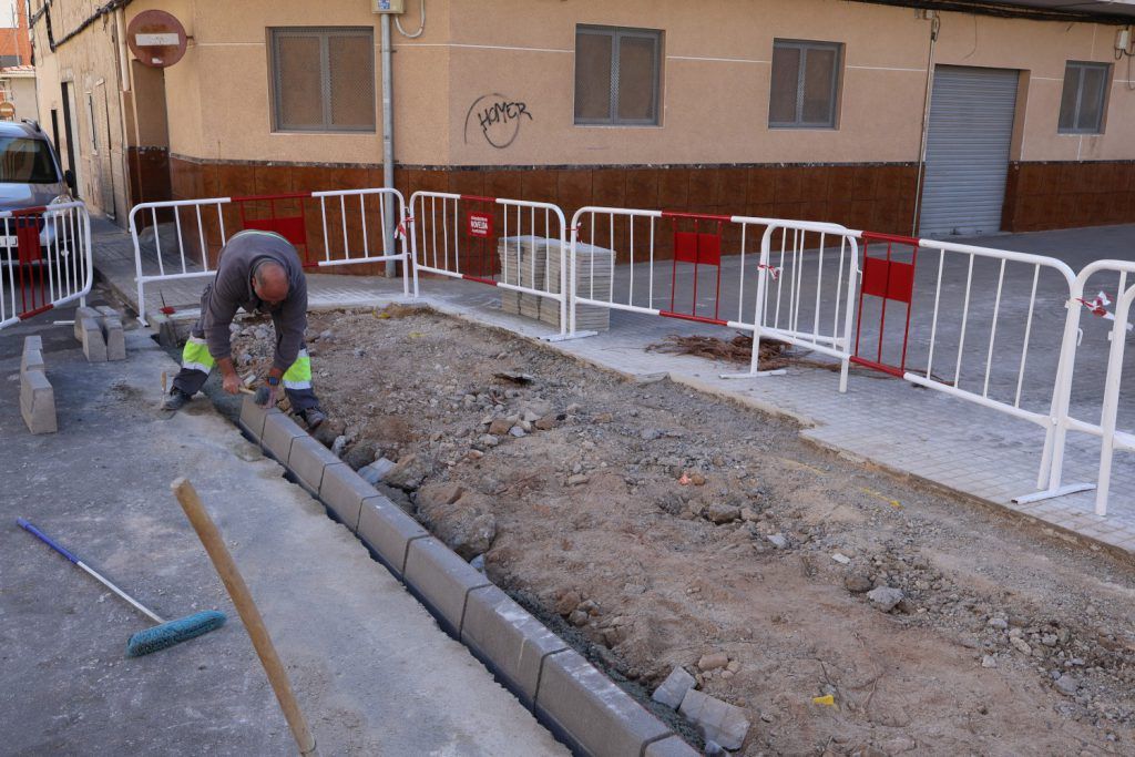 Ayuntamiento de Novelda Mantenimiento-ciudad-6-1024x683 El Ayuntamiento mantiene trabajos de mejora del lineal de aceras 