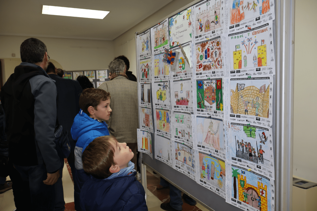 Ayuntamiento de Novelda Premios-dibujos-Moros-5-1024x683 El Gómez Tortosa acull l'exposició de dibuixos infantils de Moros i Cristians 
