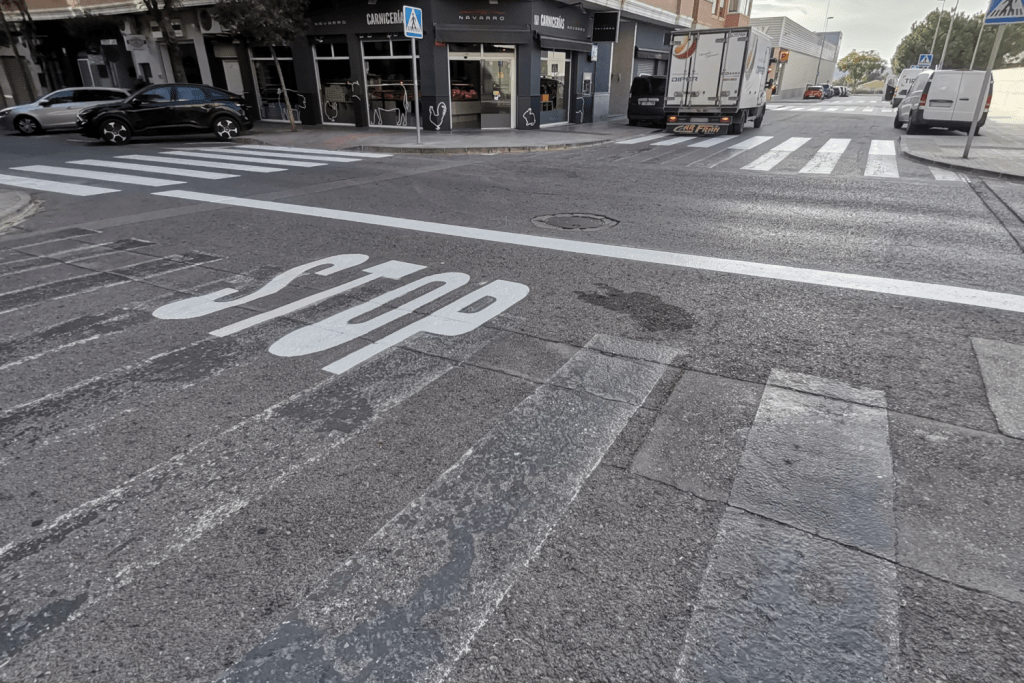 Ayuntamiento de Novelda Repintado-señalización-1-1-1024x683 Tráfico repinta los pasos de peatones en el entorno de los centros escolares y en las vías de mayor tráfico 