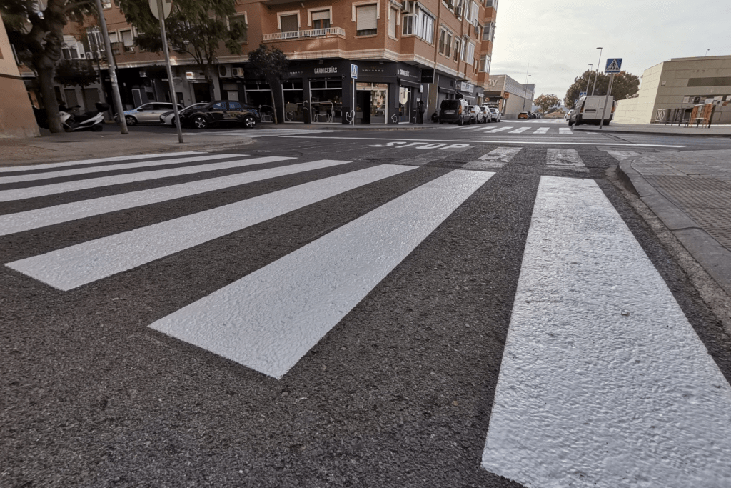 Ayuntamiento de Novelda Repintado-señalización-2-1-1024x683 Tráfico repinta los pasos de peatones en el entorno de los centros escolares y en las vías de mayor tráfico 