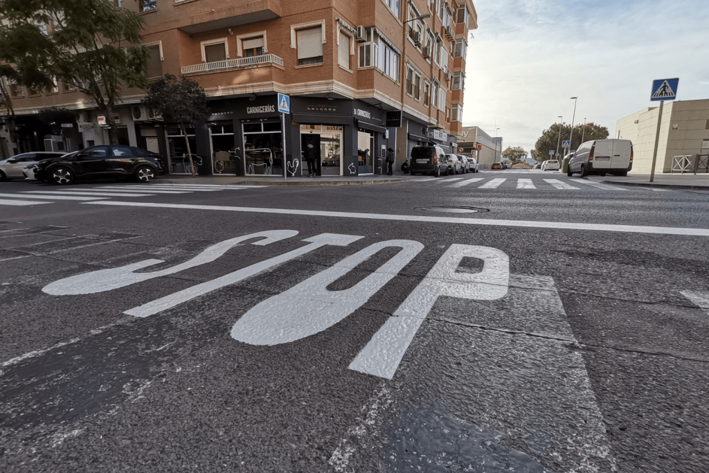 Ayuntamiento de Novelda Repintado-señalización-3-1-1024x683 Tráfico repinta los pasos de peatones en el entorno de los centros escolares y en las vías de mayor tráfico 