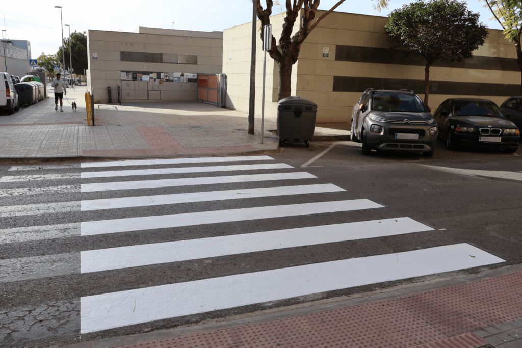 Ayuntamiento de Novelda Repintado-señalización-4-1-1024x683 Tráfico repinta los pasos de peatones en el entorno de los centros escolares y en las vías de mayor tráfico 