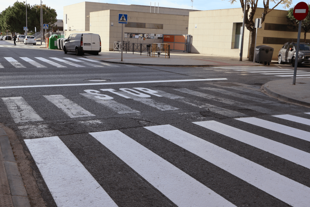 Ayuntamiento de Novelda Repintado-señalización-5-1-1024x683 Tráfico repinta los pasos de peatones en el entorno de los centros escolares y en las vías de mayor tráfico 