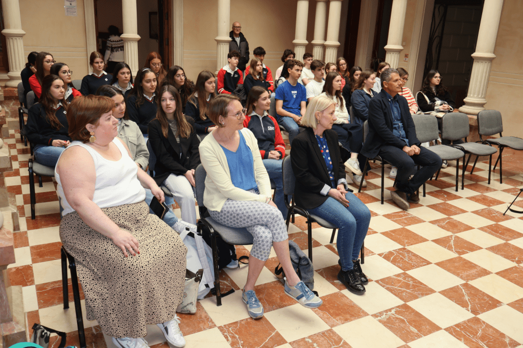 Ayuntamiento de Novelda Intercambio-alumnos-3-1024x683 Alumnos franceses del programa Erasmus Plus visitan el patrimonio modernista de Novelda 