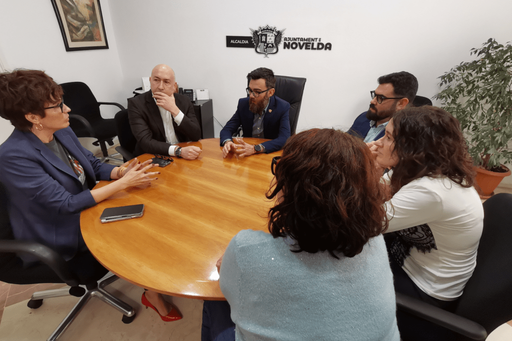 Ayuntamiento de Novelda Visita-Alejandro-S.-1-1024x683 L'alcalde manté una reunió de treball amb el diputat nacional Alejandro Soler 