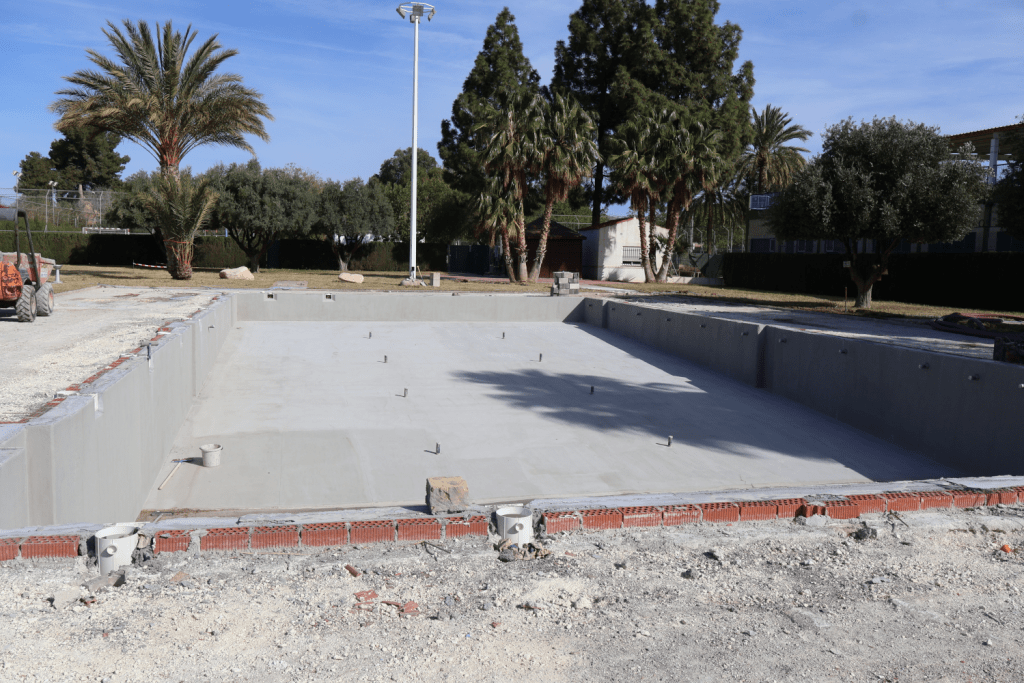 Ayuntamiento de Novelda Obras-piscinas-municipales-2-1024x683 Avanzan a buen ritmo las obras de modernización de las piscinas municipales 