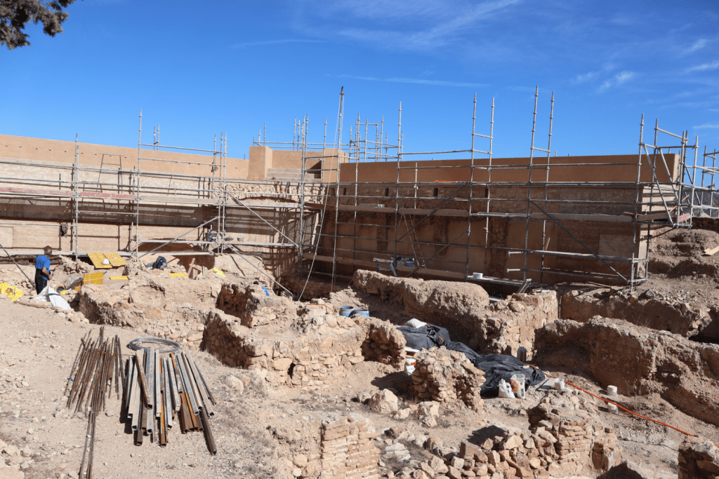 Ayuntamiento de Novelda Visita-obra-muralla-Castillo-1-1024x683 Avancen les obres de recuperació de la muralla nord del castell de La Mola 
