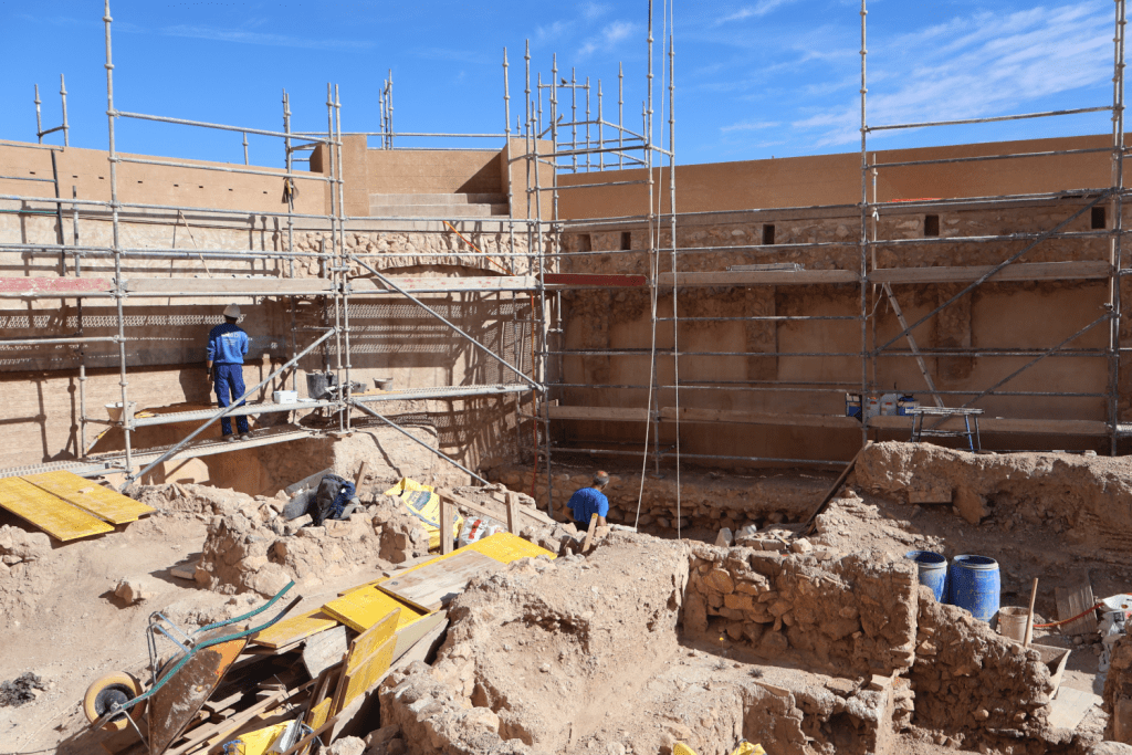 Ayuntamiento de Novelda Visita-obra-muralla-Castillo-2-1024x683 Avanzan las obras de recuperación de la muralla norte del castillo de La Mola 