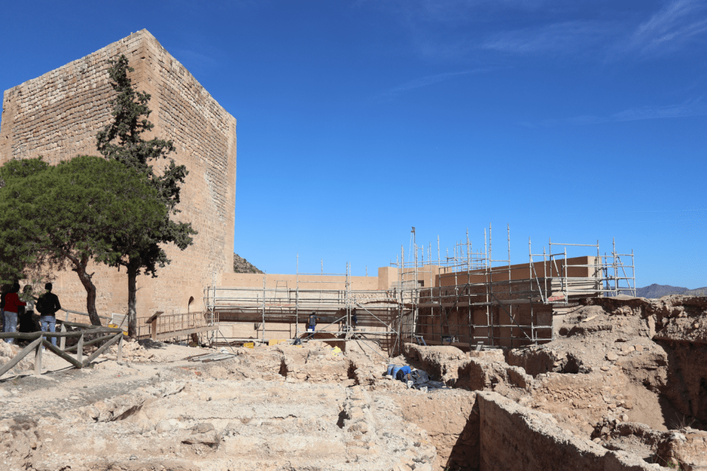 Ayuntamiento de Novelda Visita-obra-muralla-Castillo-3-1024x683 Avancen les obres de recuperació de la muralla nord del castell de La Mola 