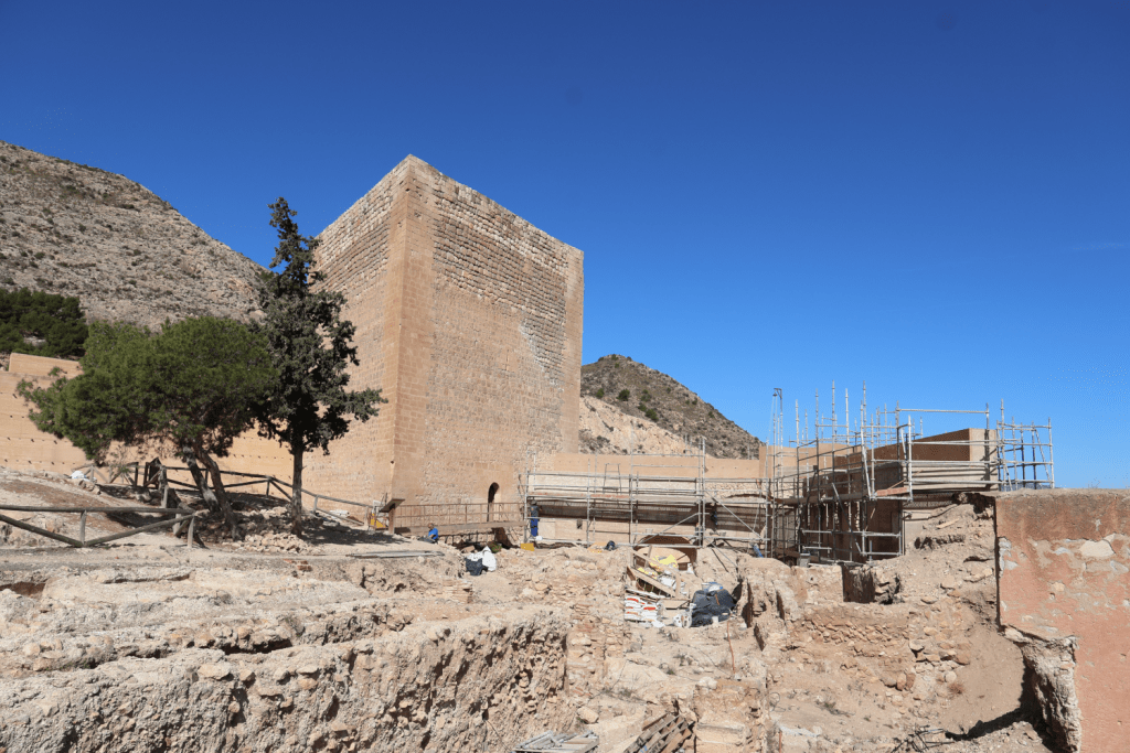 Ayuntamiento de Novelda Visita-obra-muralla-Castillo-5-1024x683 Avancen les obres de recuperació de la muralla nord del castell de La Mola 